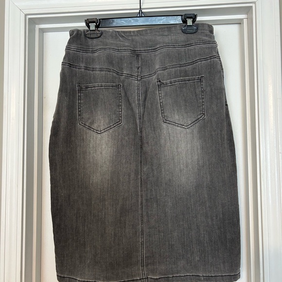 Main Street Exchange - stretch Gray Denim Skirt - Picture 2 of 4